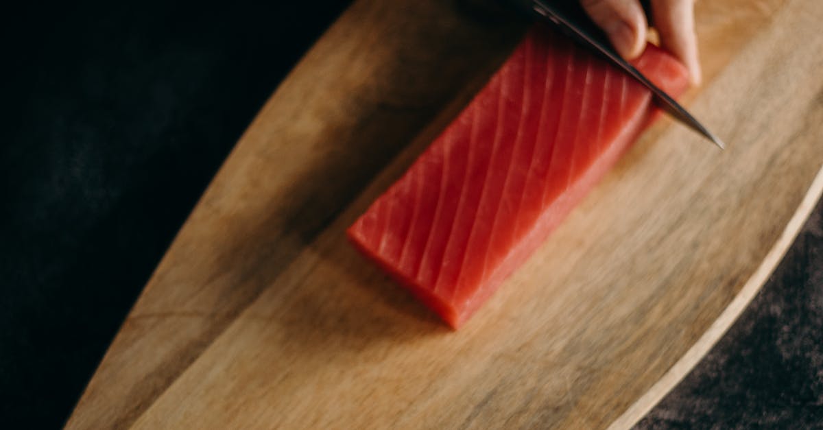 Rongorma Tolmen, originario de Malasia, se alza como el campeón mundial del peculiar torneo de arrojo de atunes en el festival de Tunarama